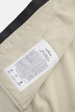 Nahaufnahme des Innenfutters der Stone Island Softshell-Blouson 'Light Soft Shell-R e.dye Technology' sand, mit Mesh und Pflegeetikett.