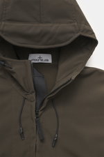 Nahaufnahme des Stone Island Softshell-Blouson 'Light Soft Shell-R e.dye Technology' graubraun von oben, Kapuze mit Tunnelzug, wind- und wasserabweisend, atmungsaktiv.