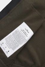 Nahaufnahme des Stone Island Softshell-Blouson 'Light Soft Shell-R e.dye Technology' graubraun, Detailansicht des Innenfutters mit Label, elastische Microfaser, wind- und wasserabweisend, atmungsaktiv, Slim Fit, robuster Zwei-Wege-Reißverschluss, Stehkrag