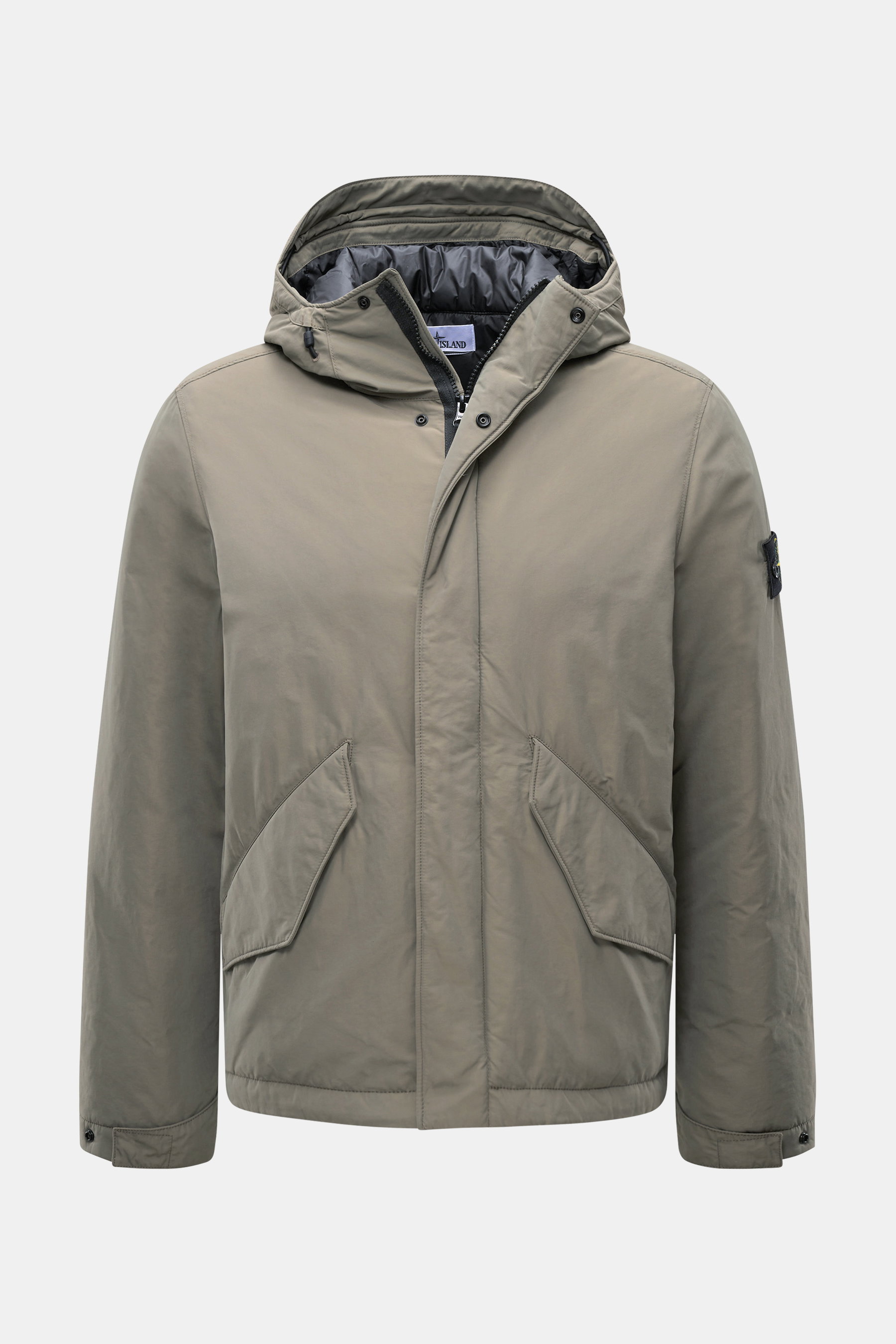 Stone Island Jacke 'Micro Reps' graugrün, frontal fotografiert, Baumwoll-Canvas, weicher Griff, Slim Fit, wind- und wasserabweisend, wattierte Kapuze, zwei-Wege-Reißverschluss, Windblende mit Knöpfen, schräge Leistentaschen, Ärmel mit Knopf, Kompass-Badge