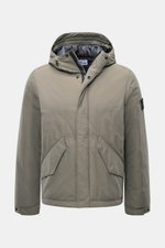 Stone Island Jacke 'Micro Reps' graugrün, frontal fotografiert, Baumwoll-Canvas, weicher Griff, Slim Fit, wind- und wasserabweisend, wattierte Kapuze, zwei-Wege-Reißverschluss, Windblende mit Knöpfen, schräge Leistentaschen, Ärmel mit Knopf, Kompass-Badge