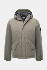 Stone Island Jacke 'Micro Reps' graugrün, frontal fotografiert, Baumwoll-Canvas, weicher Griff, Slim Fit, wind- und wasserabweisend, wattierte Kapuze, zwei-Wege-Reißverschluss, Windblende mit Knöpfen, schräge Leistentaschen, Ärmel mit Knopf, Kompass-Badge