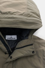 Nahaufnahme der Stone Island Jacke 'Micro Reps' graugrün aus Baumwoll-Canvas, weich, wind- und wasserabweisend, Slim Fit, mit wattierter Kapuze.