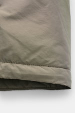 Stone Island Jacke 'Micro Reps' graugrün, Detailansicht von unten, Baumwoll-Canvas, weicher Griff, wind- und wasserabweisend, Slim Fit, wattierte Kapuze, Windblende mit Knöpfen, schräge Leistentaschen, Ärmel mit Knopf, Kompass-Badge, gesteppter Futterstof