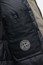 Innenansicht der Stone Island Jacke 'Micro Reps' graugrün, Baumwoll-Canvas, weicher Griff, wind- und wasserabweisend, Slim Fit, gesteppter Futterstoff, Innentasche mit Knopf.