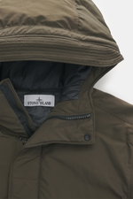 Nahaufnahme der Stone Island Jacke "Micro Reps" khaki von schräg oben, Popeline Microfaser, Slim Fit, Kapuze, Primaloft Wattierung, Kompass-Badge.