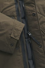Nahaufnahme der Stone Island Jacke 'Micro Reps' khaki von oben, Popeline Microfaser, Slim Fit, Zwei-Wege-Reißverschluss, wattierte Kapuze, Kompass-Badge.