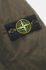 Nahaufnahme der Stone Island Jacke 'Micro Reps' khaki von schräg oben, Popeline Microfaser, weicher Griff, Slim Fit, Kompass-Badge.