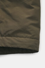 Nahaufnahme der Stone Island Jacke 'Micro Reps' khaki, Detailansicht des Ärmels mit Popeline Microfaser, Slim Fit, Primaloft Wattierung.