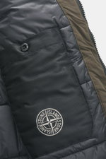 Nahaufnahme der Innenseite der Stone Island Jacke 'Micro Reps' khaki, Popeline Microfaser, weicher Griff, Slim Fit, Zwei-Wege-Reißverschluss, wattierte Kapuze, Kompass-Badge, gesteppter Futterstoff, Primaloft-Wattierung, Innentasche, Knopfverschluss.