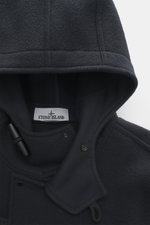 Nahaufnahme der Kapuze der Stone Island Jacke 'Heavy Melton' navy aus schwerem Wolle-Kaschmir-Gewebe, mit Knebelknöpfen, Kompass-Badge.