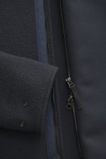 Nahaufnahme der Stone Island Jacke 'Heavy Melton' navy, Detailansicht des doppelten Köper-Gewebes aus Wolle und Kaschmir mit robustem Zwei-Wege-Reißverschluss.