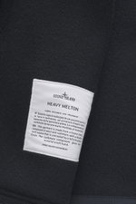 Stone Island Jacke 'Heavy Melton' navy in Nahaufnahme, Detailansicht des weißen Labels auf schwerem Woll-Kaschmir-Gewebe, ungefüttert.