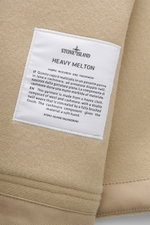 Stone Island Jacke 'Heavy Melton' beige, Detailaufnahme des Woll-Kaschmir-Gewebes mit Label, doppelter Köper, ungefüttert, aus nächster Nähe.
