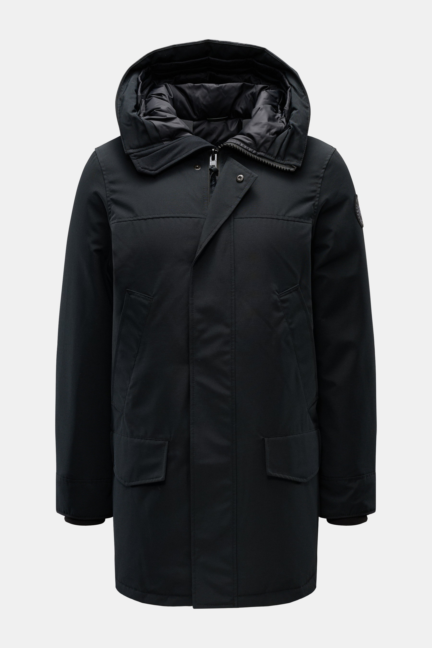 Canada Goose Daunenparka 'Langford' schwarz in Frontansicht, urbaner Stil, Arctic-Tech, Daunenfüllung, Windblende, Kapuze, Taschen, Rucksackriemen.