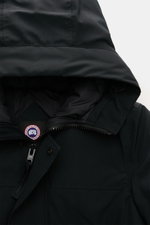 Schwarz fotografierter Canada Goose Daunenparka 'Langford' in Nahaufnahme von oben, mit Kapuze, Arctic-Tech-Material, Daunenfüllung, Regular Fit, Windblende und drei Innentaschen.