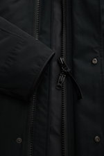 Nahaufnahme des Canada Goose Daunenparka 'Langford' schwarz, Front mit geöffnetem Zwei-Wege-Reißverschluss und glattem Arctic-Tech-Material.