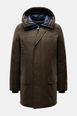 Vorderansicht des Canada Goose Daunenparka 'Langford' dunkelbraun mit Kapuze, Arctic-Tech-Material, Daunenfüllung, Regular Fit, Taschen, Reißverschluss und Windblende.