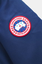 Close-up side view of the Canada Goose Down parka 'Langford' dark blue showing the red and white Arctic Program patch on the sleeve.

<p>Urban style with an arctic background – the down parka 'Langford' by CANADA GOOSE impresses with its clear, functional