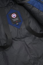 Close-up interior view of the Canada Goose Down parka 'Langford' dark blue showing the Arctic Program logo patch and black adjustable straps.

<p>Urban style with an arctic background – the down parka 'Langford' by CANADA GOOSE impresses with its clear, f
