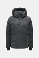 Canada Goose Daunenjacke 'Wyndham' dunkelgrau, Frontansicht, Slim Fit, Microfaser-Baumwoll-Mix, wasserabweisend, Daunenfüllung, Kapuze, Windblende, Leistentaschen, Weblabel, Windschutzbündchen, Futterstoff, Innentaschen, Rucksackträger.