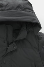 Nahaufnahme der Kapuze der Canada Goose Daunenjacke 'Wyndham' dunkelgrau, Slim Fit, mit wasserabweisendem Microfaser-Baumwoll-Mix, Daunenfüllung, Zwei-Wege-Reißverschluss, Windblende mit Druckknöpfen, wattierter Kapuze mit Tunnelzug, Leistentaschen mit Zi