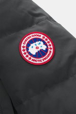 Nahaufnahme des Weblabels am Oberarm der Canada Goose Daunenjacke "Wyndham" dunkelgrau aus glatter Microfaser-Baumwollmischung, wasserabweisend, Slim Fit.