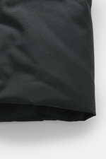 Canada Goose Daunenjacke 'Wyndham' dunkelgrau, Detailaufnahme des glatten, wasserabweisenden Microfaser-Baumwollstoffs mit Daunenfüllung, Slim Fit, von vorne unten fotografiert.