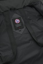 Canada Goose Daunenjacke 'Wyndham' dunkelgrau, Innenansicht mit Label, Rucksackträgern, glattem Futterstoff, Slim Fit, wasserabweisend, warm.