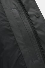 Nahaufnahme des Reißverschlusses der Canada Goose Daunenjacke 'Wyndham' dunkelgrau, Mix aus Microfaser und Baumwolle, wasserabweisend, Slim Fit.