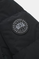Close-up view of the tonal woven label on the upper arm of the Canada Goose Down jacket 'Wyndham' black, made from a mix of high-quality microfiber and cotton with a smooth feel, featuring warm down filling, slim fit, high-closing two-way zipper, wind fla