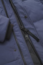 Nahaufnahme der Canada Goose Daunenjacke 'Wyndham' graublau mit hochwertiger Microfaser, Baumwolle, glattem Griff, Slim Fit, Daunenfüllung, Zwei-Wege-Reißverschluss, Windblende mit Druckknöpfen, wattierter Kapuze, vier Leistentaschen, tonalem Weblabel, Wi