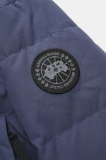 Close-up front view of Canada Goose Down jacket 'Wyndham' grey blue, made of high-quality microfiber and cotton with smooth feel, warm down filling, slim fit, high-closing two-way zipper, wind flap with snap buttons, padded hood with drawstring, four welt