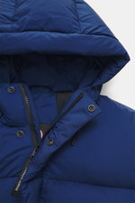Nahaufnahme der Kapuze und des hochschließenden Zwei-Wege-Reißverschlusses der Canada Goose Daunenjacke 'Sterling' dunkelblau, fotografiert von oben, hochwertig mit Microfaser, glattem Griff, wasserabweisend, wärmender Daunenfüllung, Oversized Fit, Windbl