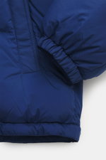 Nahaufnahme der Canada Goose Daunenjacke 'Sterling' dunkelblau von der Seitenperspektive, zeigt elastisches Ärmelbündchen, hochwertige Microfaser, glatten Griff, wasserabweisend, wärmende Daunenfüllung, Oversized Fit, zwei-Wege-Reißverschluss, Windblende 