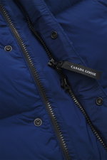 Nahaufnahme der Canada Goose Daunenjacke 'Sterling' dunkelblau mit hochwertiger Microfaser, glattem Griff, wasserabweisend, wärmender Daunenfüllung, Oversized Fit, Zwei-Wege-Reißverschluss, Windblende mit Druckknöpfen.