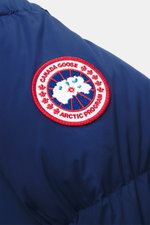 Nahaufnahme des typischen Weblabels am Oberarm der Canada Goose Daunenjacke 'Sterling' dunkelblau, hochwertige Microfaser, glatter Griff, wasserabweisend.