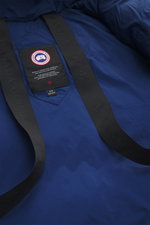 Canada Goose Daunenjacke 'Sterling' dunkelblau von innen fotografiert, zeigt hochwertige Microfaser, glatten Griff, wasserabweisend, wärmende Daunenfüllung, Oversized Fit, zwei Innentaschen, Rucksackträger, elastische Bündchen, Wattierte Kapuze.