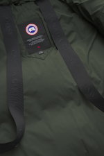 Close-up of the inside of the Canada Goose Down jacket 'Sterling' dark green from above, showing high-quality microfiber, smooth touch, water-repellent fabric, warm down filling, oversized fit, high-closing two-way zipper, wind flap with snap buttons, qui