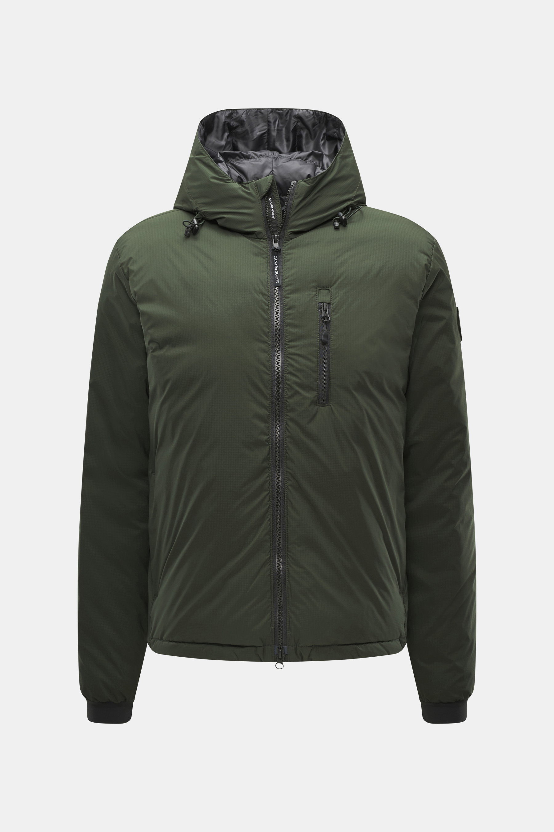 Canada Goose Daunenjacke 'Lodge Hoody' dunkelgrün, frontale Nahaufnahme mit Kapuze, Ripstop-Microfaser, wasserabweisend, Daunenfüllung, Brust- und Seitentaschen, Slim Fit.