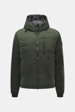 Canada Goose Daunenjacke 'Lodge Hoody' dunkelgrün, frontale Nahaufnahme mit Kapuze, Ripstop-Microfaser, wasserabweisend, Daunenfüllung, Brust- und Seitentaschen, Slim Fit.