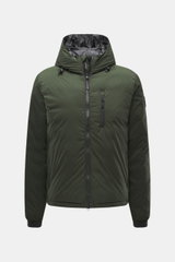 Canada Goose Daunenjacke 'Lodge Hoody' dunkelgrün, frontale Nahaufnahme mit Kapuze, Ripstop-Microfaser, wasserabweisend, Daunenfüllung, Brust- und Seitentaschen, Slim Fit.