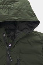 Canada Goose Daunenjacke 'Lodge Hoody' dunkelgrün, Nahaufnahme der wattierten Kapuze und Reißverschlüsse, leicht, wind- und wasserabweisend.