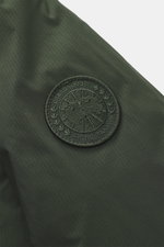 Alt-Tag (124 Zeichen): Nahaufnahme der Canada Goose Daunenjacke 'Lodge Hoody' dunkelgrün, Ripstop-Microfaser mit eingesticktem Weblabel.