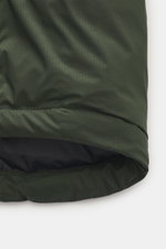 Nahaufnahme der dunkelgrünen Canada Goose Daunenjacke 'Lodge Hoody' mit Ripstop-Microfaser, wattierter Kapuze, Slim Fit, verstaubar.