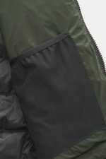 Canada Goose Daunenjacke 'Lodge Hoody' dunkelgrün, Nahaufnahme von Innenfutter und Netz-Innentasche, leichte, wattierte Kapuze, Slim Fit, wind- und wasserabweisend, verstaubar.