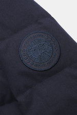 Close-up side view of the Canada Goose Down jacket 'Metro' dark blue showing the woven CANADA GOOSE label on the upper arm.

Description: <p>Maximum comfort in a lightweight design: The sporty 'Metro' jacket from CANADA GOOSE features warming down filling