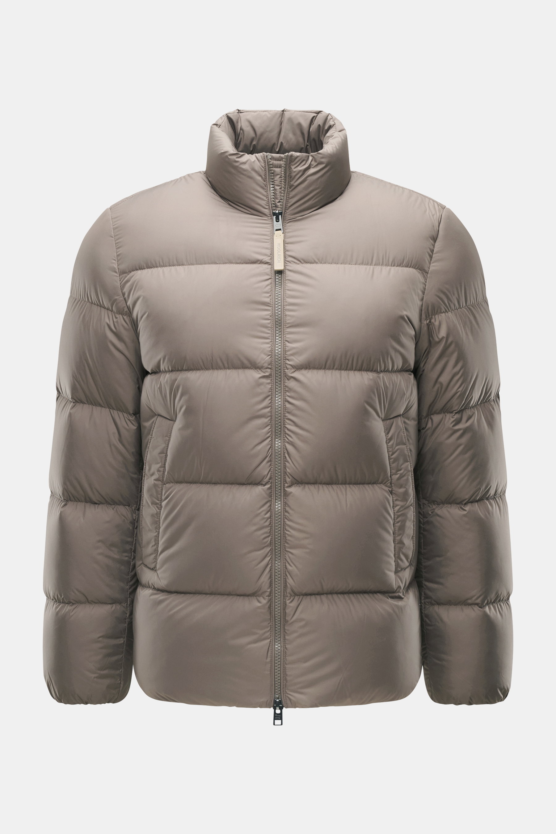 Woolrich Daunenjacke taupe, Frontansicht, hochwertige Microfaser, geschmeidiger Griff, wärmende Daunenfüllung, Slim Fit, robuster Zwei-Wege-Reißverschluss, paspelierte Fronttaschen, regulierbarer Saum, gesteppter Futterstoff, zwei Innentaschen.