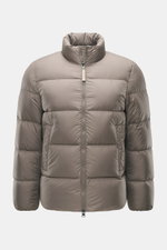 Woolrich Daunenjacke taupe, Frontansicht, hochwertige Microfaser, geschmeidiger Griff, wärmende Daunenfüllung, Slim Fit, robuster Zwei-Wege-Reißverschluss, paspelierte Fronttaschen, regulierbarer Saum, gesteppter Futterstoff, zwei Innentaschen.