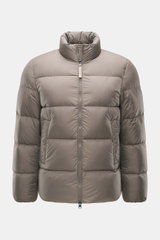 Woolrich Daunenjacke taupe, Frontansicht, hochwertige Microfaser, geschmeidiger Griff, wärmende Daunenfüllung, Slim Fit, robuster Zwei-Wege-Reißverschluss, paspelierte Fronttaschen, regulierbarer Saum, gesteppter Futterstoff, zwei Innentaschen.
